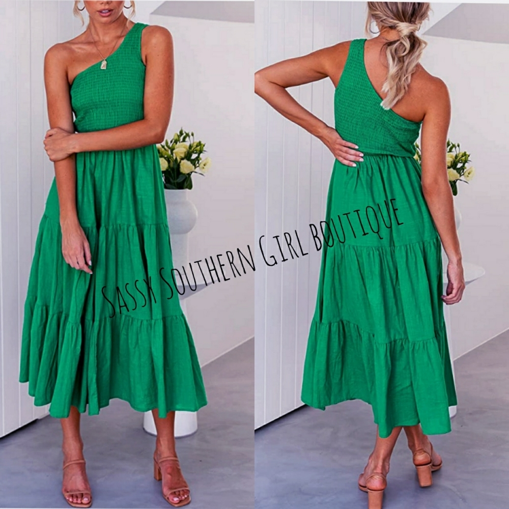 🆕⭐Green smocked one shoulder midi dress